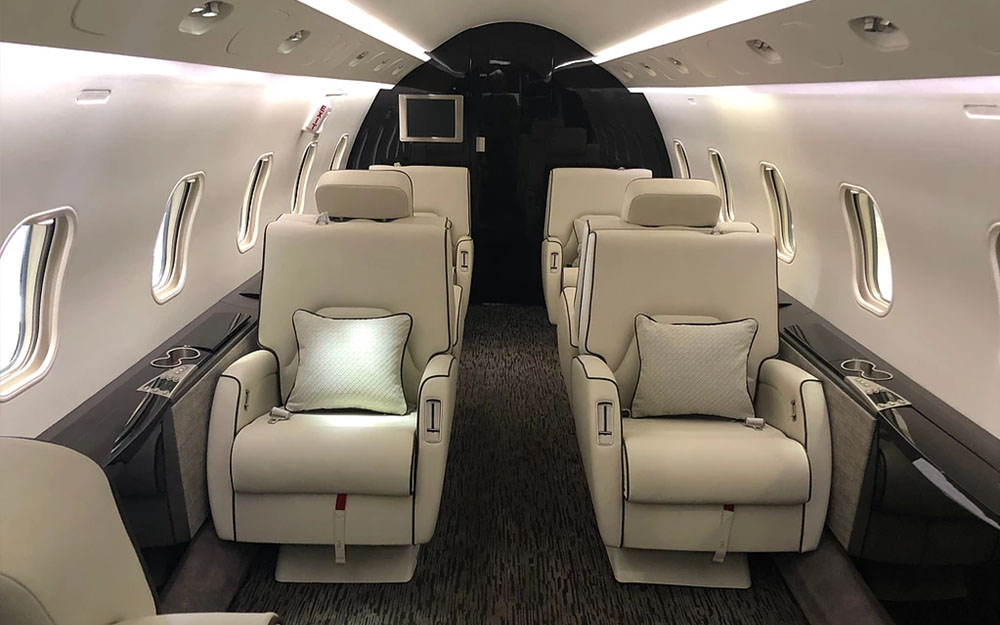 2004 Bombardier Challenger 300 S N 20017 Leader Luxury